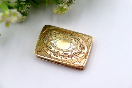 Caixa de vinagrete em ouro com gravados